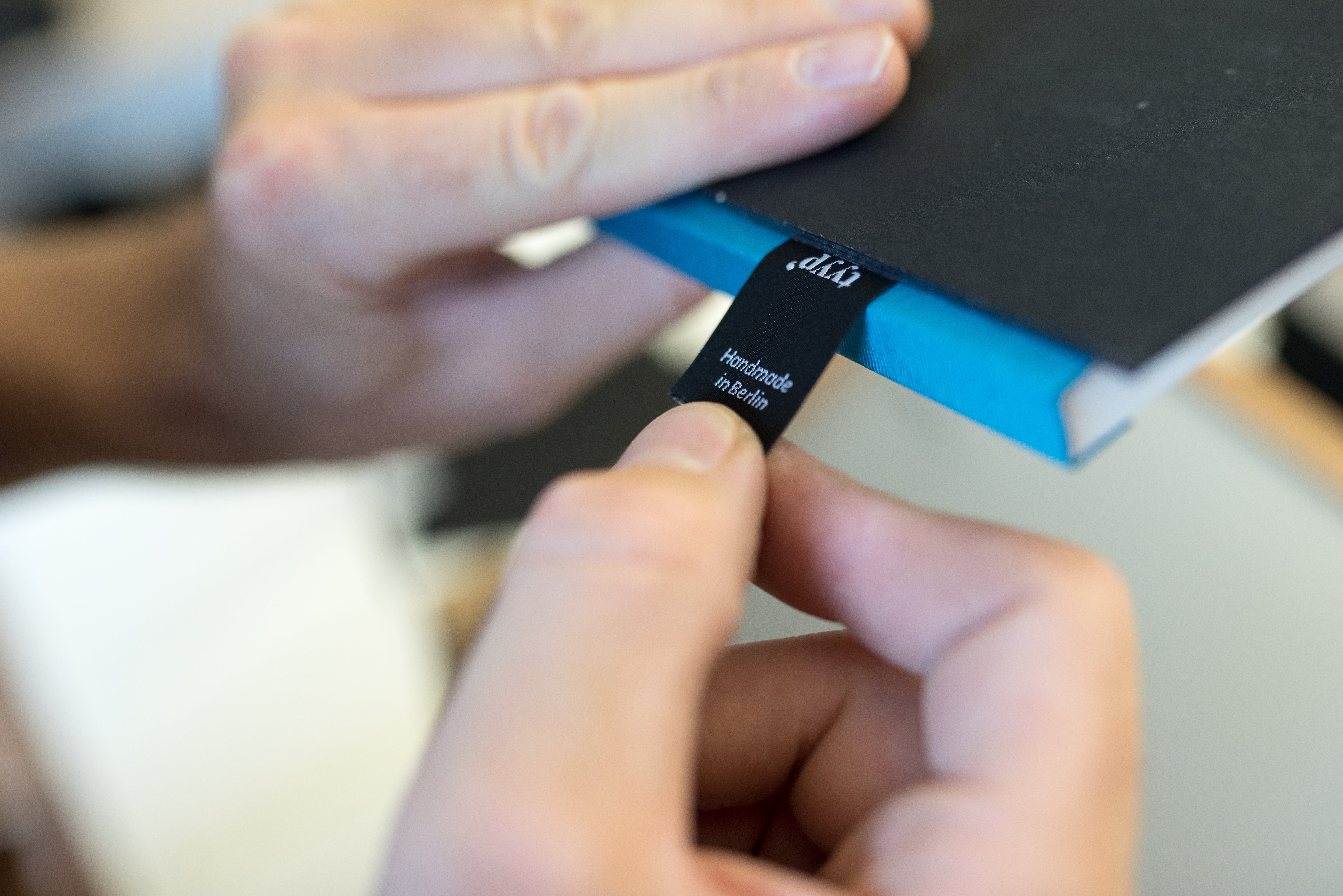 Textiletikett webetiketten mit eigenem logo Buchrücken Detail · Notizbuch A5 BerlinBook · tyyp®