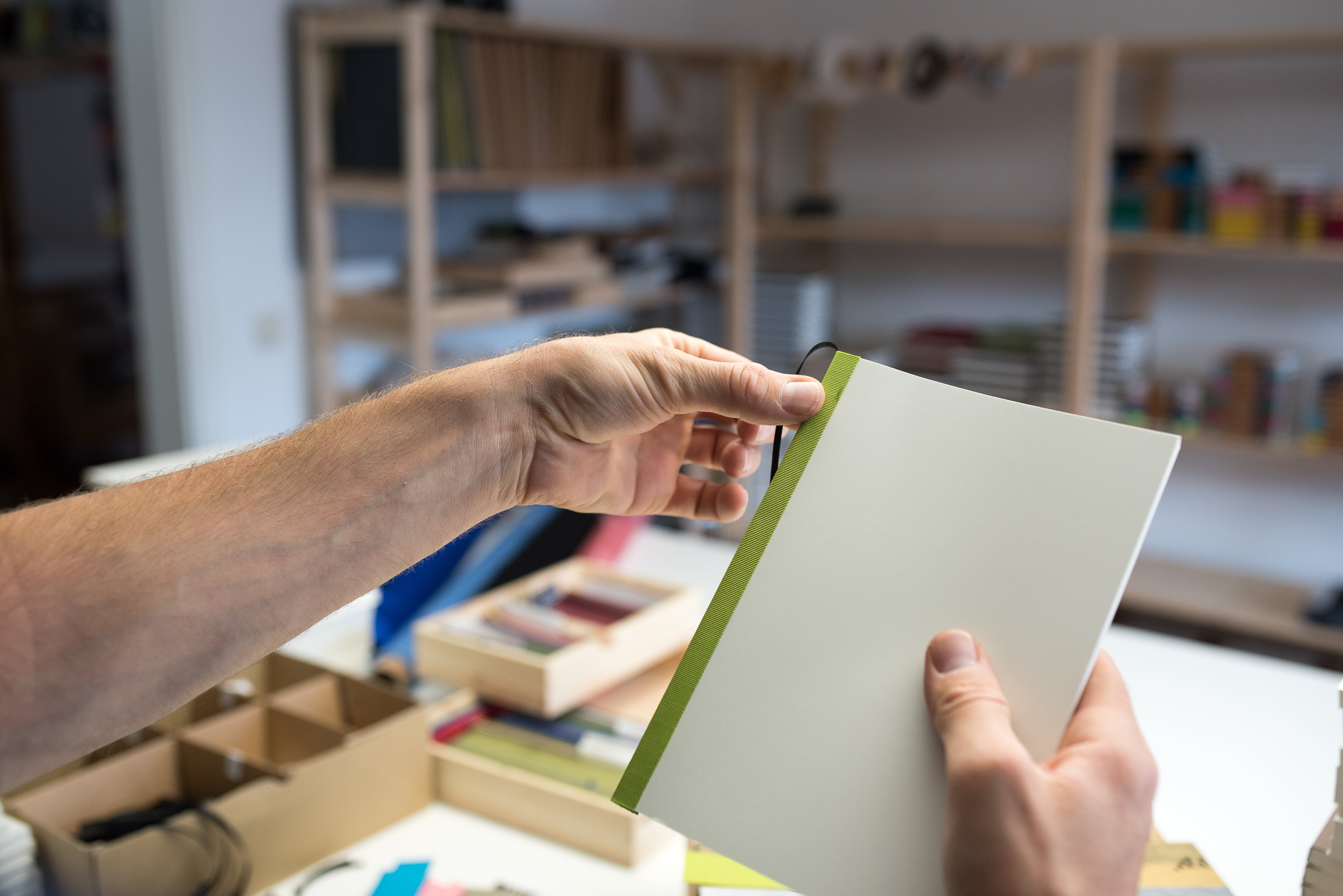 Buchrücken anbringen Fälzelband · Notizbuch A6 tyyp®