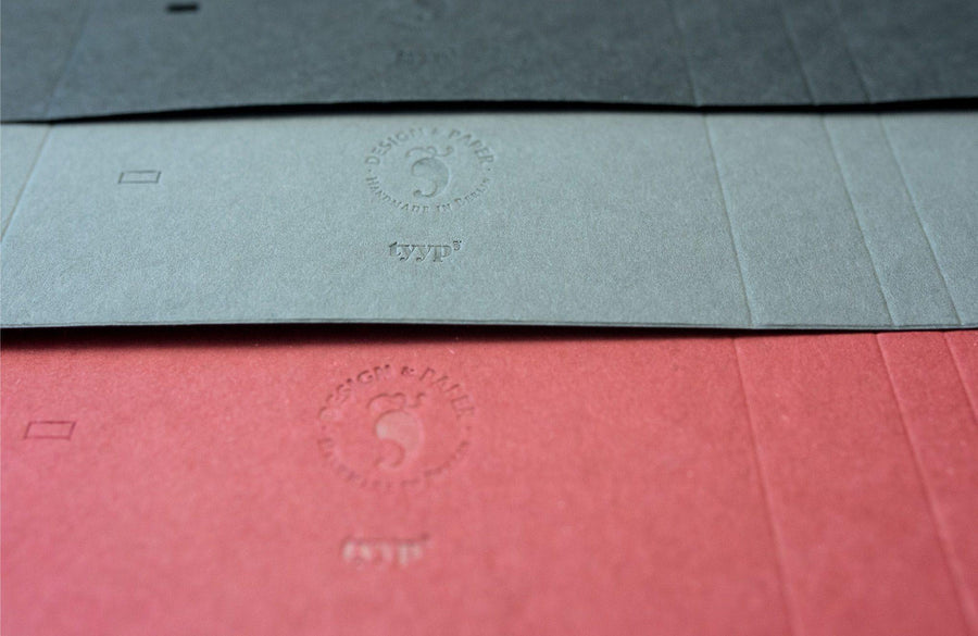 Blindprägung, farblos geprägter Umscglag von dem Notizbuch A5 Schweizer Broschur- hergestellt von tyyp handmade in Germany - Logo von tyyp geprägt