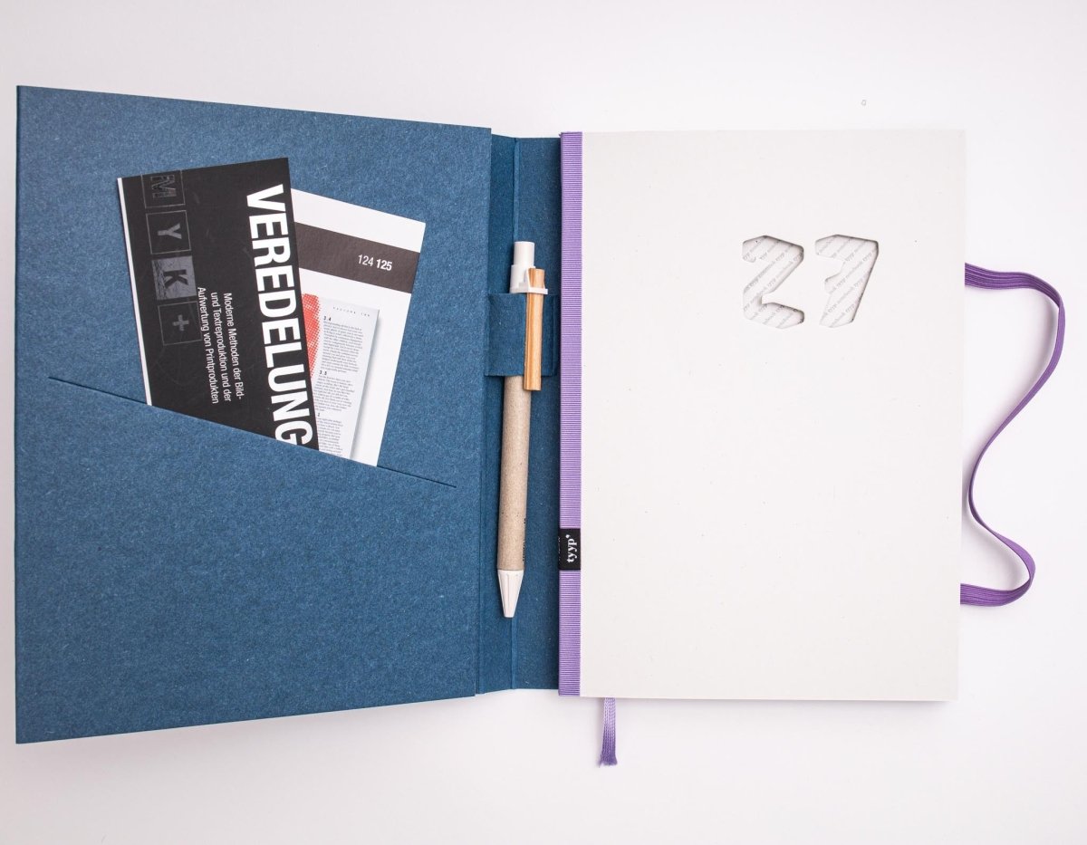 Notizbuch Modell mit Tasche und Stufthalter „Schweizer Broschur“, leicht und flexibel, aus Recyclingpapier - tyyp