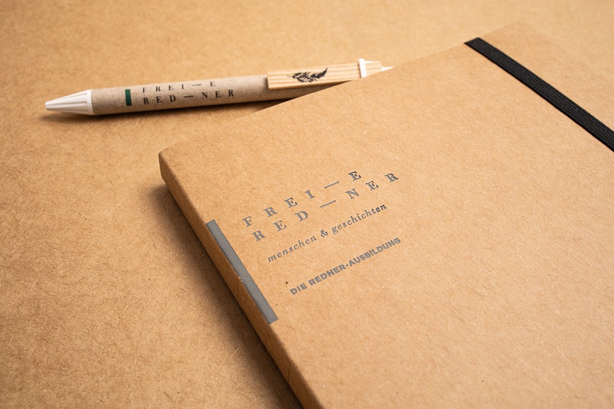 Design-Skizzenbuch mit Gummiband und Stifthalter – individuelles Kundenprojekt mit Prägung und bedrucktem Kugelschreiber