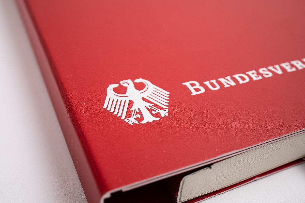 Sonderanfertigung Schweizer Brosch Schuhe für das Bundesverfassungsgericht mit rotem Umschlag und silberner Farbprägung besonders edel hergestellt vom Tyyp