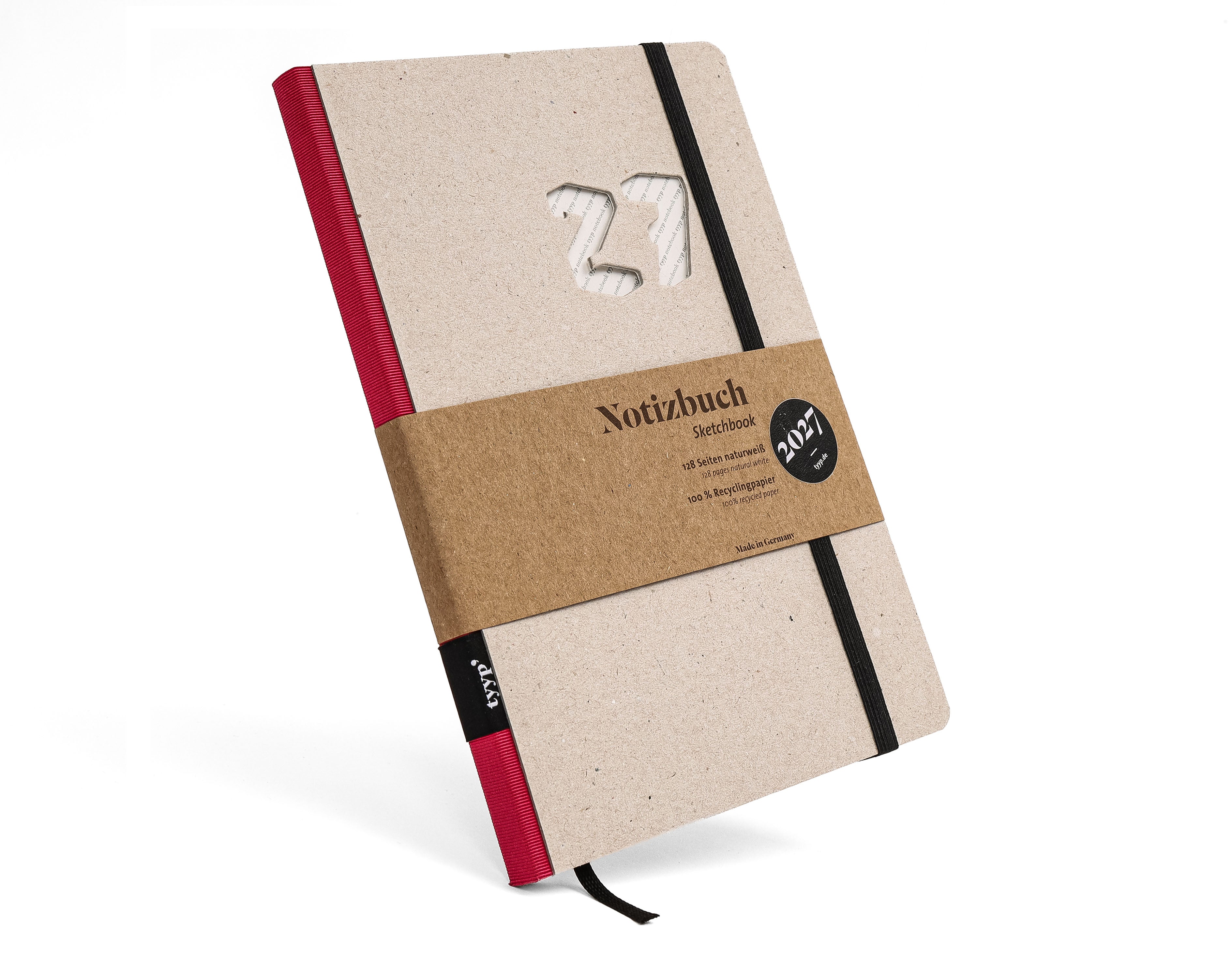 tyyp® Kalender 2027 aus Recyclingpapier mit roten Rücken und Banderole, schräg freigestellt fotografiert