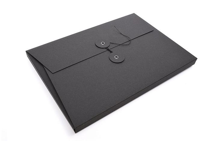 Sammelmappe A4 vielseitig einsetzbar- Envelope schwarz Design wie ein großer Briefumschlag Sammelmappe Nachhaltige Mappe mit Logo und Visitenkartenschlitz– individuell, hochwertig & professionell mit japanischer Ringverschluss und Design von tyyp