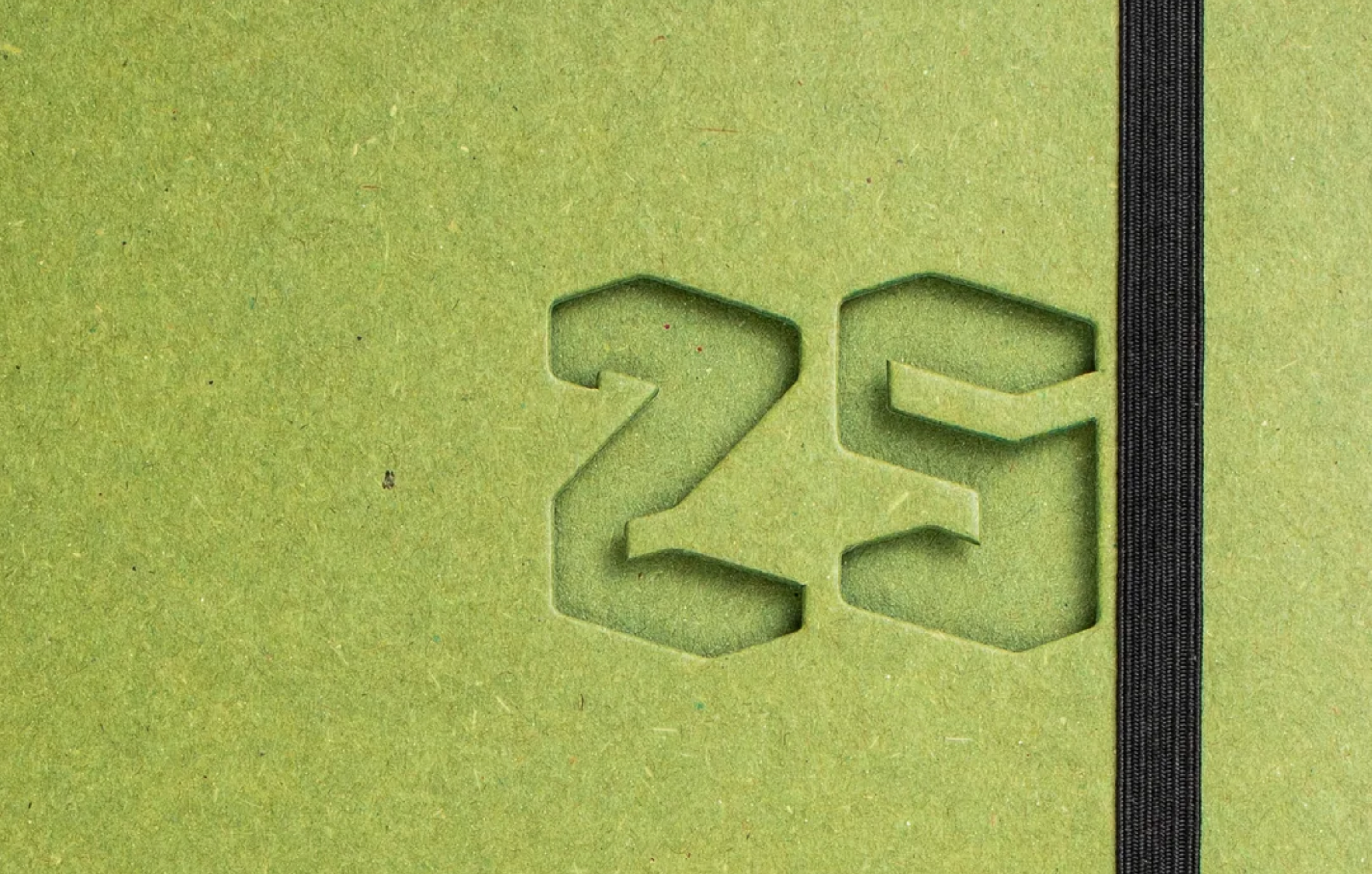 Die Notizbuch-Manufaktur für handgemachte Kalender 2025 und nachhaltige Notizbücher personalisiert mit Ihrem Logo.Alle Produkte sind aus 100% Recyclingpapier 