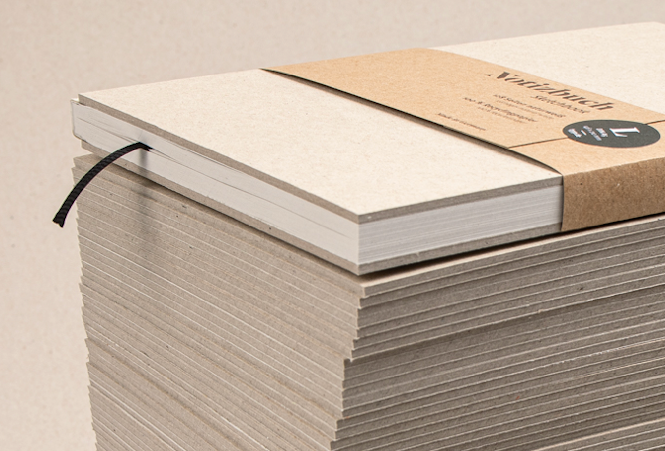 Stapeldetail von Hardcover Notizbüchern mit 2 mm starkem festen Einband aus Recyclingkarton