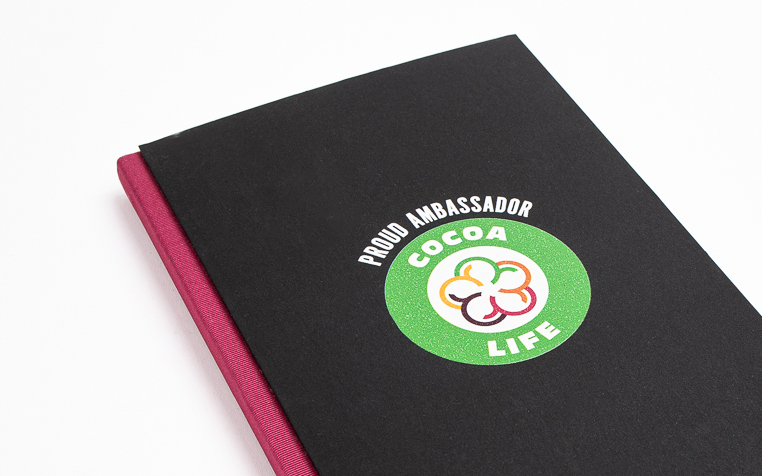 Digitaldruck auf Notizbuch Cover, farbiges Logo Motiv auf schwarzem Einband