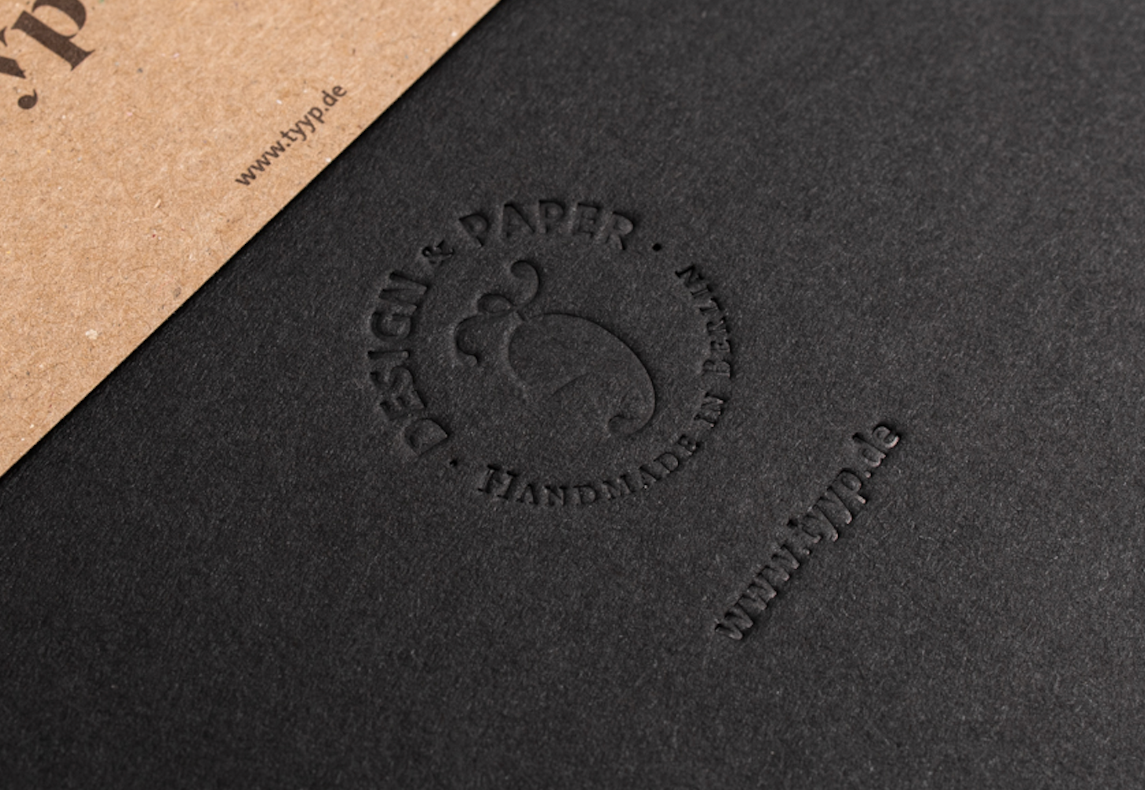 Blindprägung auf schwarzem Notizbuch Einband, Logo ohne Farbe im Material geprägt