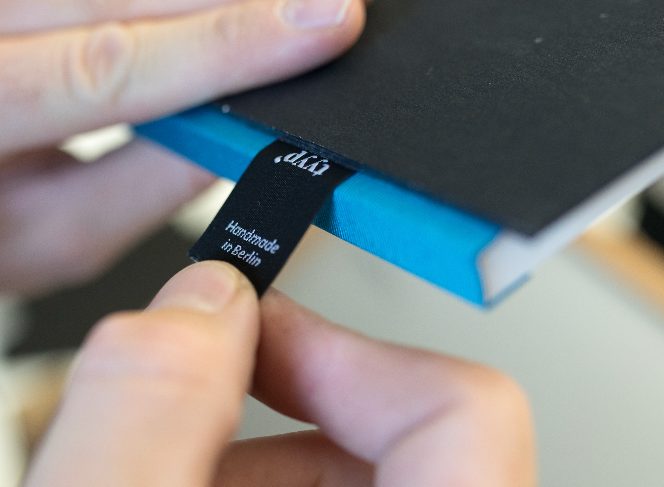 Detailaufnahme eines Notizbuch-Bunds mit Label – handmade in Germany, hochwertige Verarbeitung für B2B Notizbücher