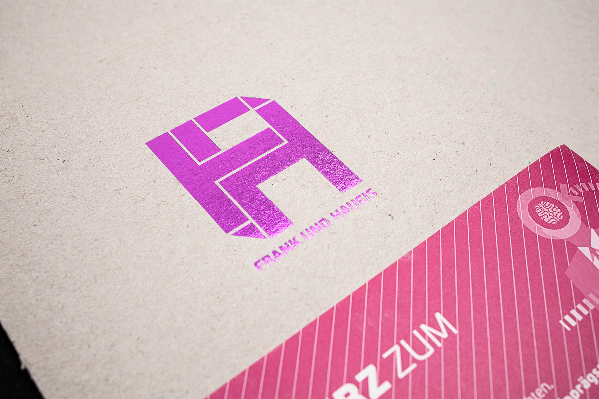 Metallicprägung in kräftigen Farben auf Recyclingkarton – Premium Logo-Veredelung für Unternehmen