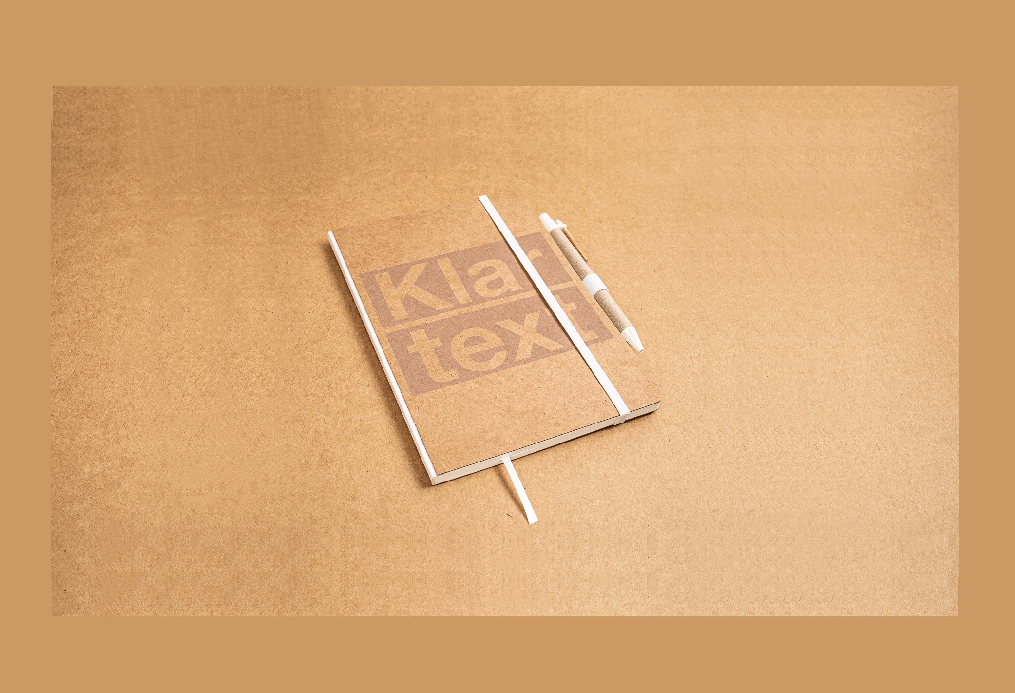 Notizbuch mit Logo Druck auf Naturkarton mit Stift und Corporate Design Elementen