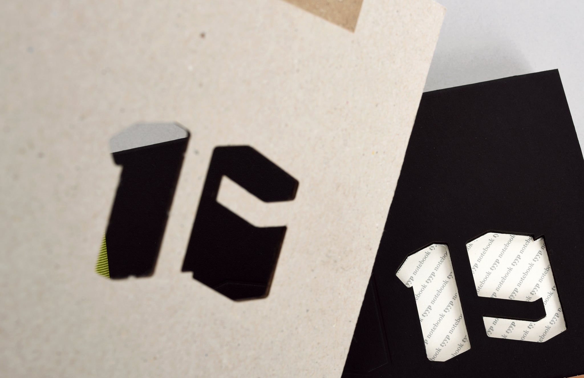 Lasercut im Cover Material, ausgeschnittenes Logo als Laser Schnitt im Einband