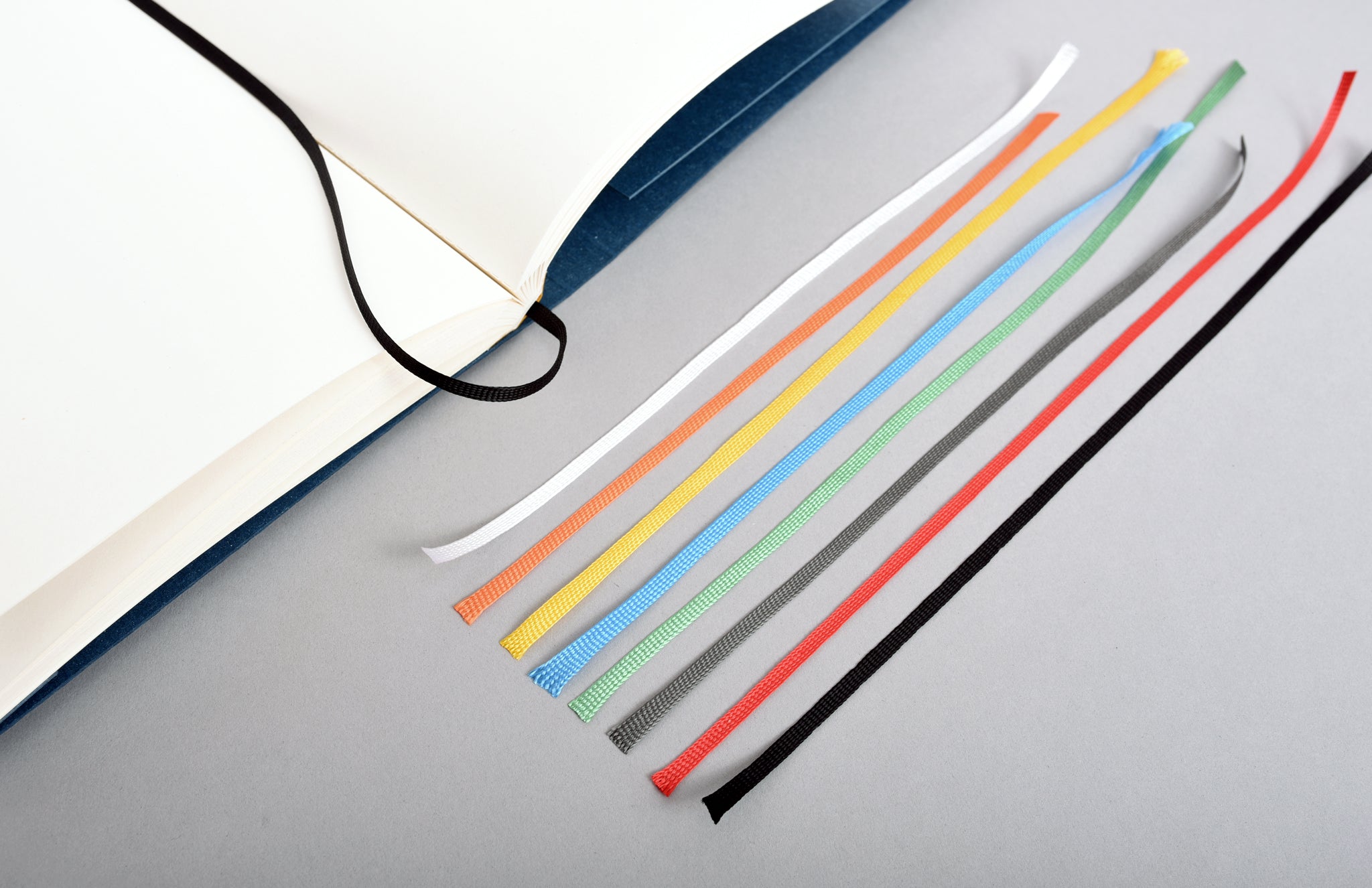 Farbiges Lesezeichenband im Notizbuch, abgestimmt auf Corporate Design Farben