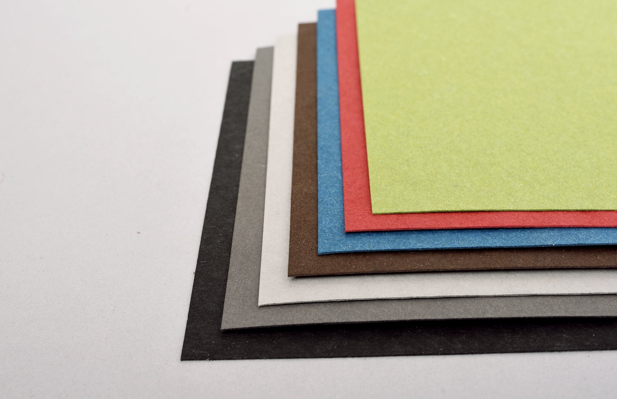 Farbiges Recyclingkarton Material in verschiedenen Farben für Notizbuch Einbände im Corporate Design