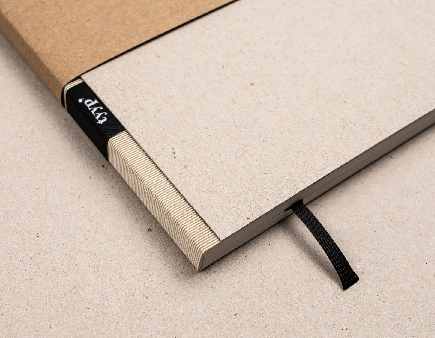 Notizbuch mit grauem Recyclingkarton Einband und schwarzem Leseband, nachhaltiges Covermaterial