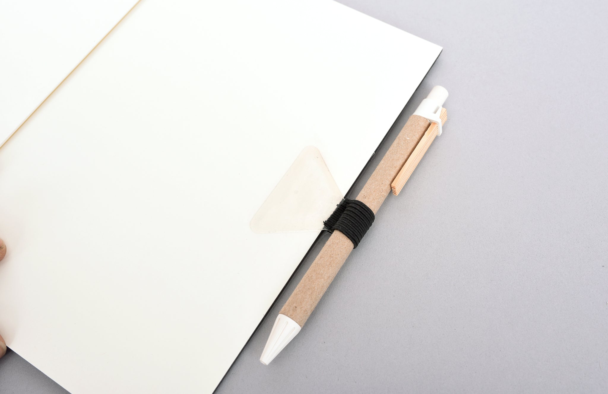 Notizbuch mit Gummiband Stiftschlaufe und passendem Stift, praktisches Zubehör im Corporate Design